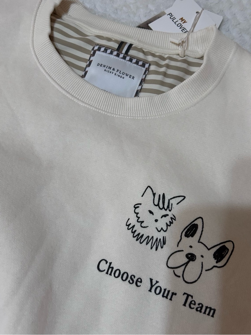 Denim & Flower Cream Graphic Pullover with Black Pet Design